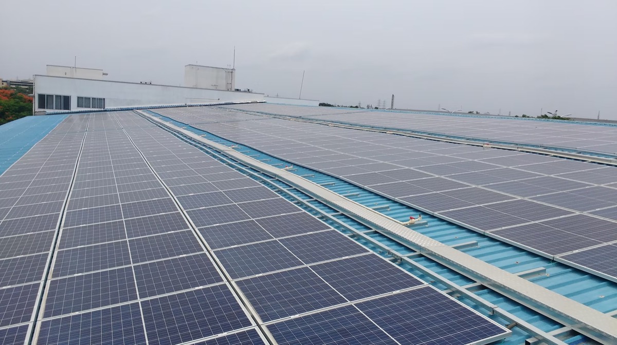Rooftop solar array on a wide metal-deck industrial roof